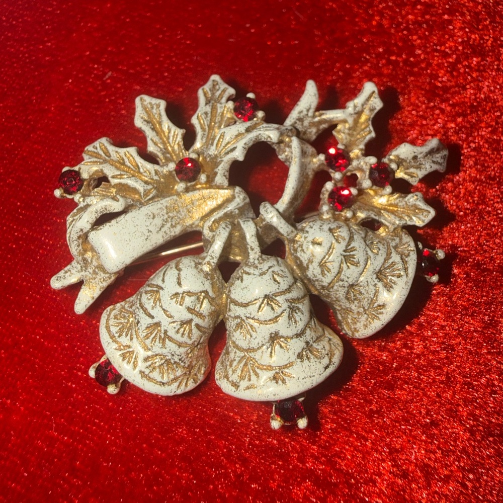 Unique Vintage Signed “DODDS” Christmas Emerald & Goldtone Brushed Bell Brooch